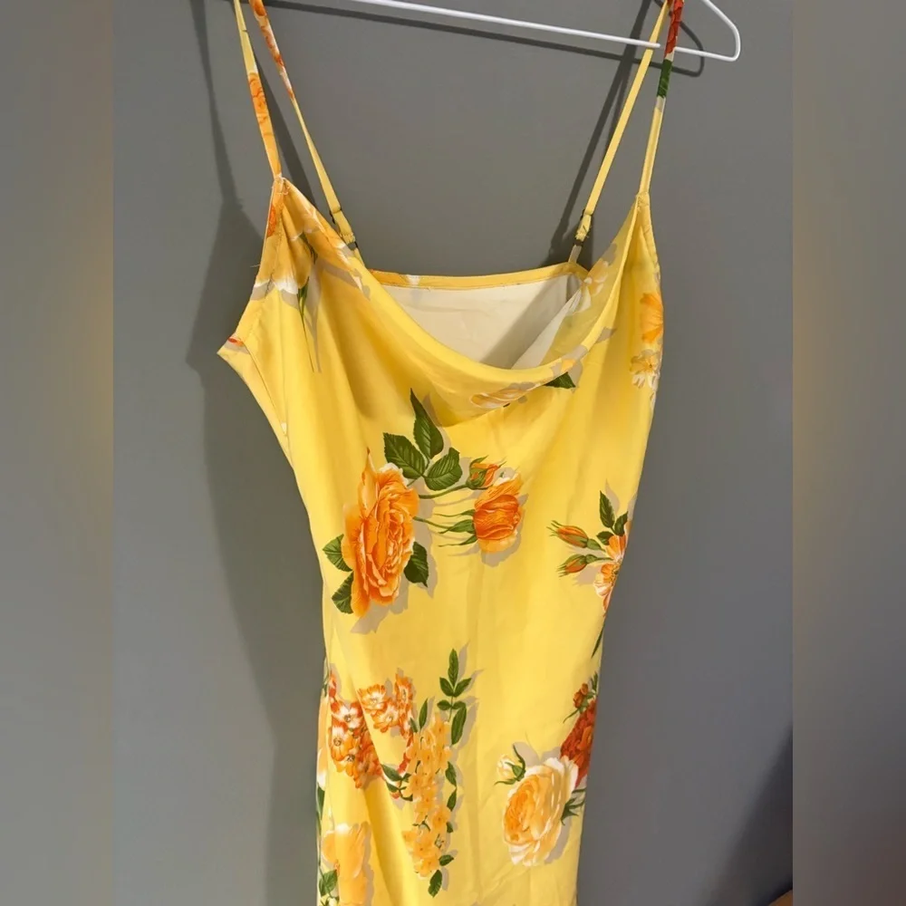 Simple Retro Yellow Floral Elena Dress Size XS, scoop
Neck, spaghetti strap - Picture 3 of 5